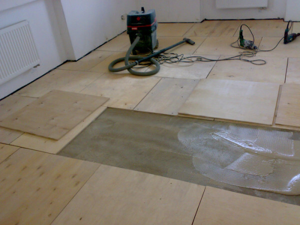 På bilden - anpassningen av golvet med plywood