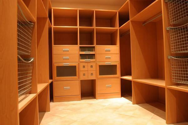 In addition to quality eco-friendly shelves and cabinets, in the dressing room it is advisable to think over the ventilation system and special lighting