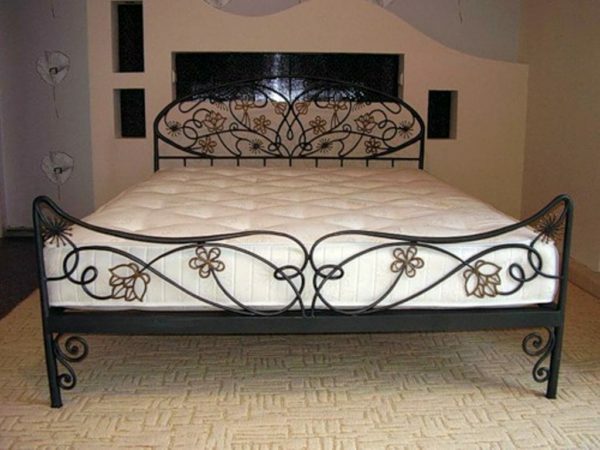 Quente colchão de espessura, colocado sobre a cama impede situações sensações associadas com elevada condutividade térmica de aço