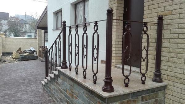 Lijevanog željeza balusters su dobro pogodna za stepenice koje se nalaze izvan kuće, na primjer, na trijemu