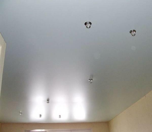 Praktična i lijepa satena protežu strop će izgledati prikladno u svakoj sobi