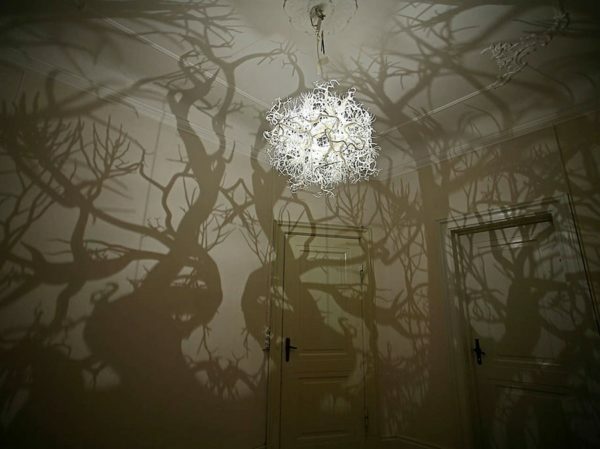 chandelier buatan sendiri berubah ruangan ke dalam hutan misterius.