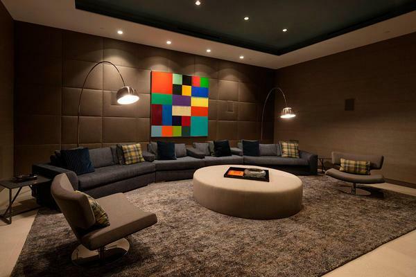 V obývacej izbe si môžete dať koberec, rovnako ako trochu pod konferenčným stolíkom a veľký od steny k stene