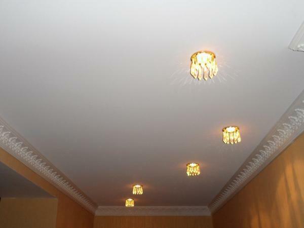 Matte stretch ceiling will help create a cozy atmosphere without much financial and time costs