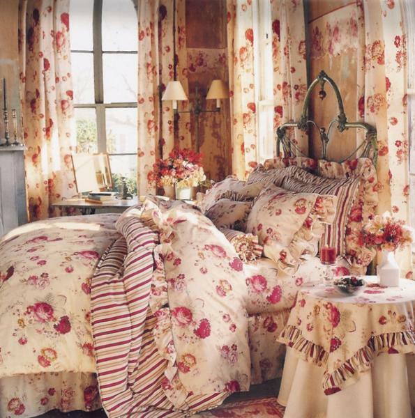 In the room in the style of Provence most often choose curtains with floral print