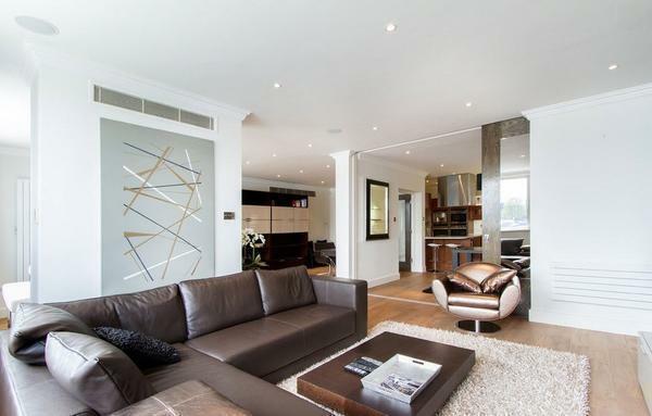 Stilīgs interjers modernas viesu istabas piemērots ādas dīvānu brūnā
