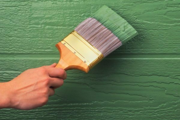 Waterborne paint lies a thin layer - it allows you to save an invoice for painting wooden surfaces