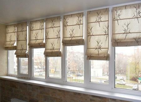 There is a wide variety of curtains for the balcony, differing in material, color and shape