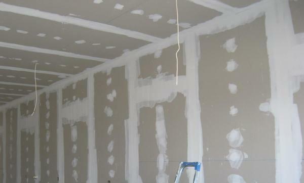 Wallpapers irá atendê-lo por um par de anos mais se preparar adequadamente a parede antes de sua cola