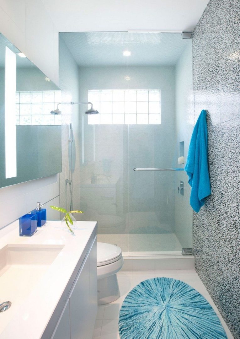 El baño largo y estrecho puede ser equipado con la zona de ducha, cortando parte de la habitación por un tabique de cristal