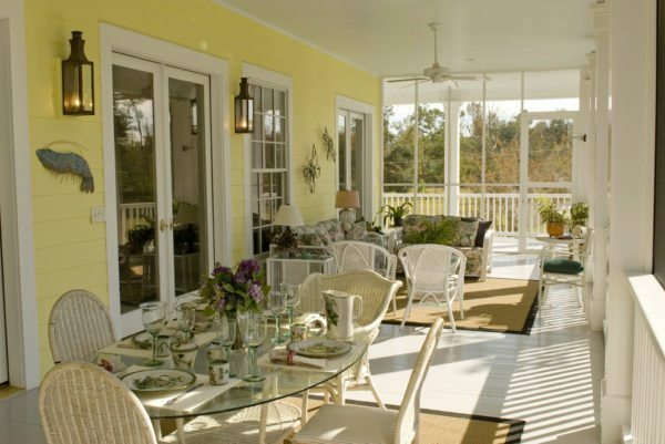 On the enclosed porch can be equipped with a full kitchen, living room or dining room.