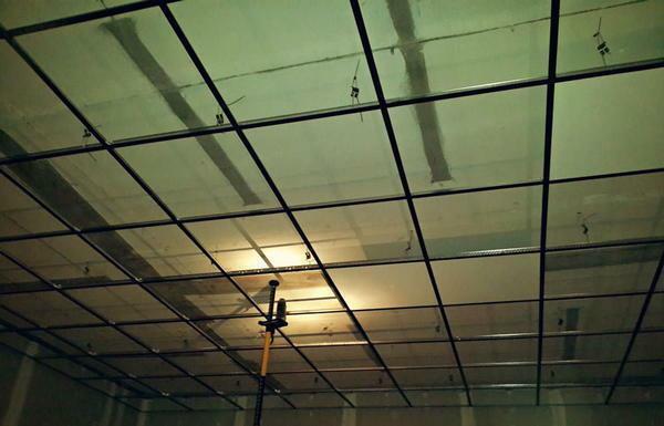 Hvis loftet flænge områder, bliver du nødt til at erstatte de montering komponenter. I nogle tilfælde er det tilrådeligt at erstatte alle hæfteklammer og indlejrede kroge
