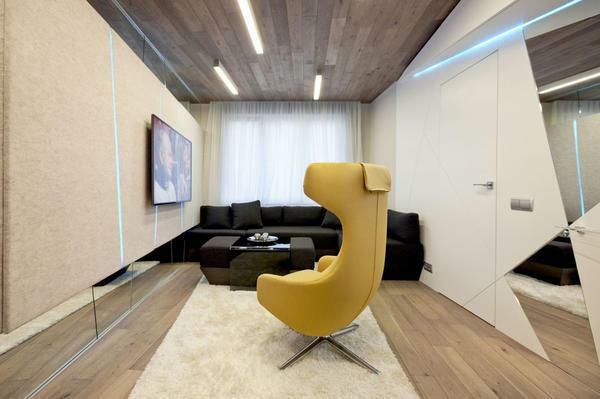 V malých miestnostiach v modernom štýle stropom vyzerá dobre von z laminátu, ktorý simuluje vyrobené old board