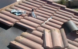 Die Reparatur des Daches des Landhauses