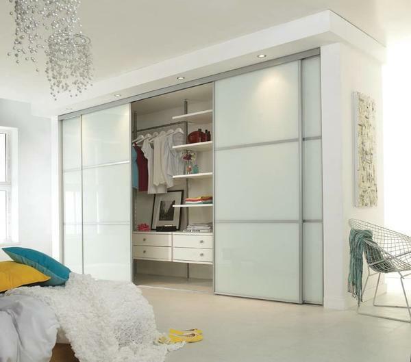 Vgrajeno omaro bo pomagalo, da prihranite prostor v sobi in skrivanje kar nekaj stvari