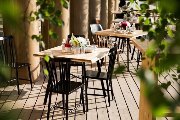 Deze nette kleine tafel met stoelen passen perfect op het balkon naast de keuken