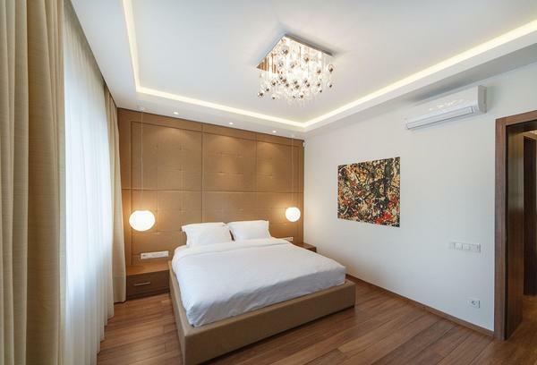 How to put a bed in the bedroom with respect to the door: feng shui rules, mirror and photo, the location is correct