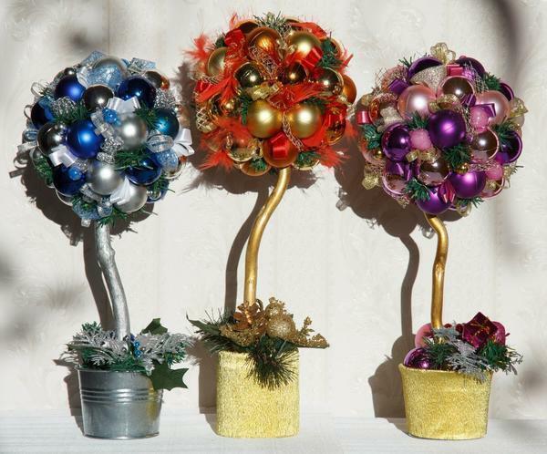 Topiary božićnih igračaka izgleda vrlo svečano i elegantno