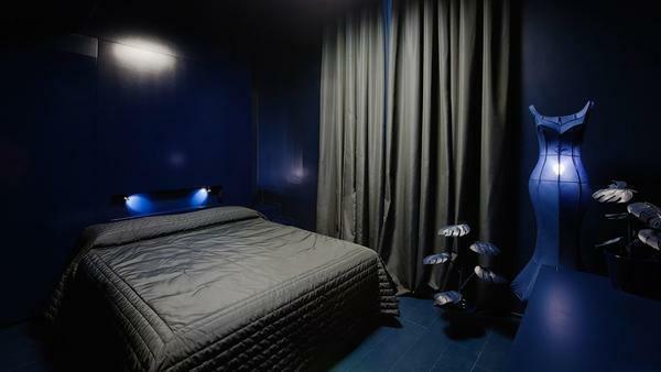 Kombinationen av blå och svarta färger i inredningen - en fet stilistisk lösning som kommer att understryka den särprägel i rummet