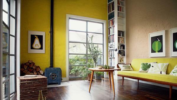 Sebuah tempat khusus dalam menciptakan desain yang menarik dan fungsional diberikan kombinasi klasik warna lantai dan dinding di ruang tamu
