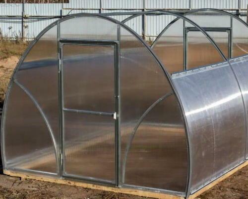 This greenhouse with an opening top is a variant equipped with special compartment windows
