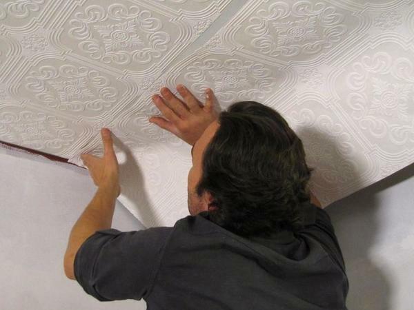 Tight wallpaper well hides surface defects, mask seams and joints on the ceiling