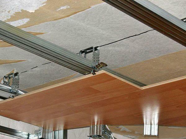 laminado montagem para o teto com parafusos e klyaymerov - processo é mais longo, mas também garante uma longa vida útil