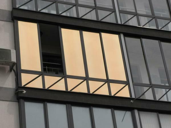 Toning balkon: okno niansiranje lož, zapiranje sonce s svojimi rokami, napeta filma, fotografije