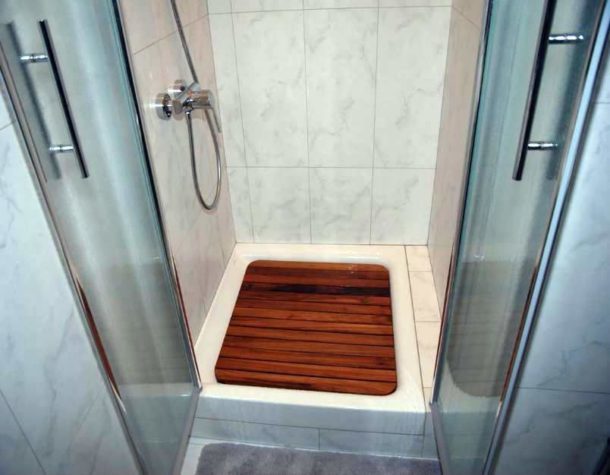 Baño de madera: baño de diseño y acabado en madera.