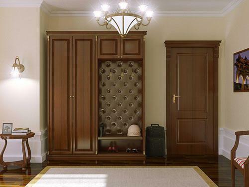 Le mobilier dans le couloir dans un style classique reflète le bon goût des propriétaires