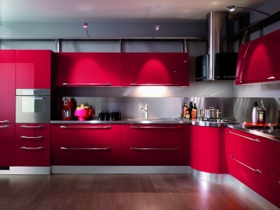 Design kuchyně v červené barvě