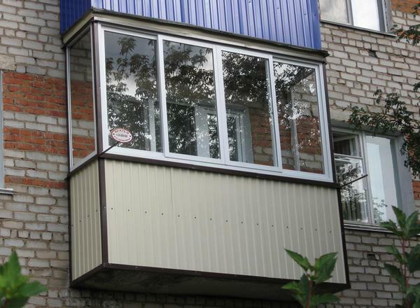 To date, the popular material for exterior decoration of the balcony is a vinyl lining