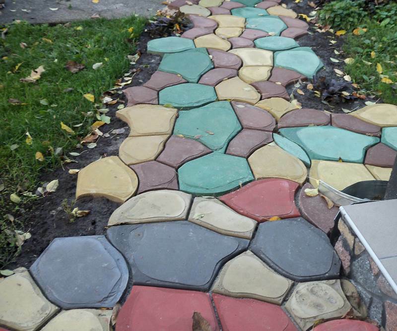 To make colored paving tiles, color pigments should be diluted in water and added to the mixer at the beginning of a solution.