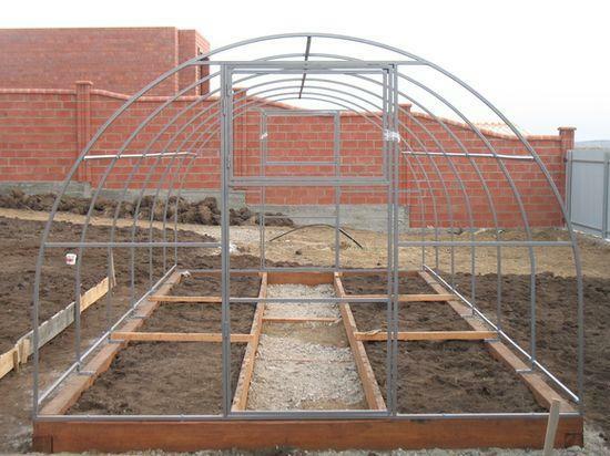 The foundation for the greenhouse plays a key role - it extends its service life