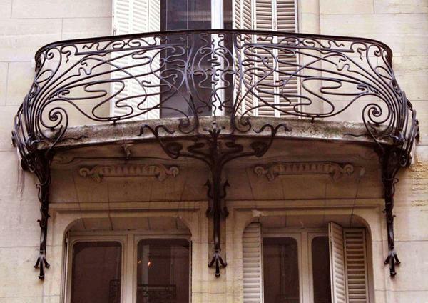 Kovanega železa balkoni so bili vedno predmet občudovanja in čaščenja