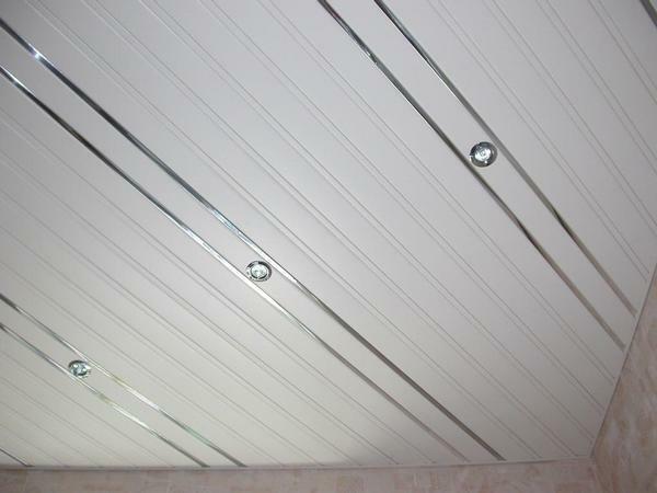 plafonds métalliques: décorative Albes la salle de bains, panneaux, retouche photo Cesal, et le panneau de photocomposition rails, perforés dans la pièce, comment démonter le bardage