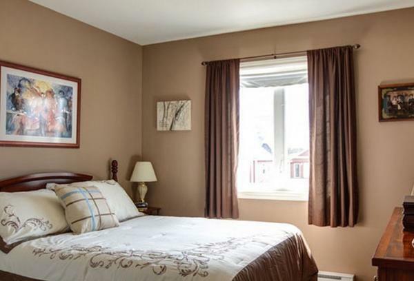 Kratke zavese so idealni za okrasitev okna v spalnici
