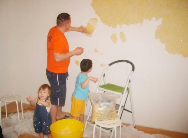 Liquid wallpaper is applied a thin layer, for 1 square meter 300 grams of dry raw materials are consumed