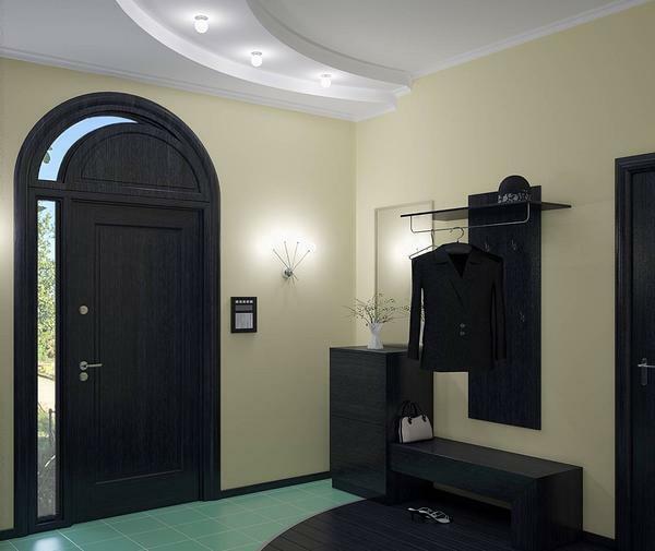 Eine ausgezeichnete Lösung für eine Halle in einem Privathaus ist eine Kombination aus Multi-Level-Decke aus Gipskarton und Strahlern