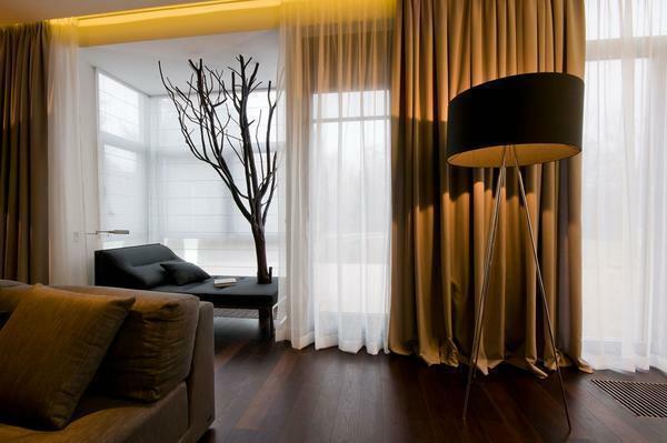 Aby sa obývacia izba pohodlnejšie je to možné, visí záclony béžový odtieň