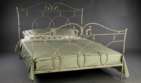 Model "Laura" gives a vivid picture of what the bed sleeping preferred medieval aristocrats