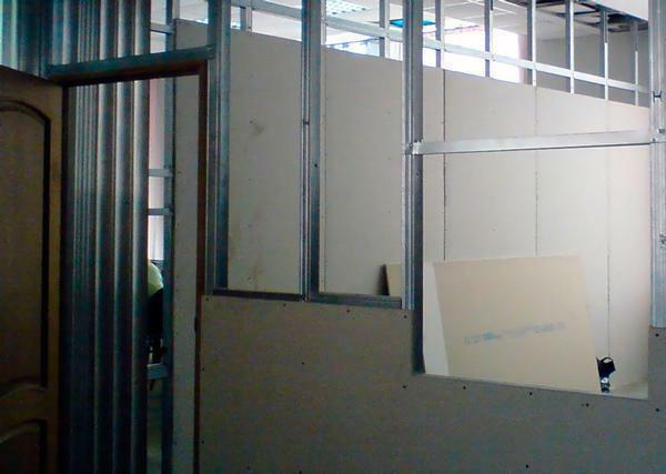 Före installationen av väggen av gipsskivor tidigare monteras metallram