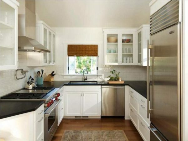mutfak mobilya U-şekilli bir düzenleme büyüklüğü ortamdır.