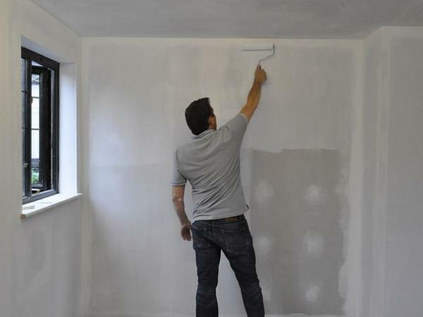 After cleaning the wall from the old coating, you can begin coating the walls with a primer to strengthen the base