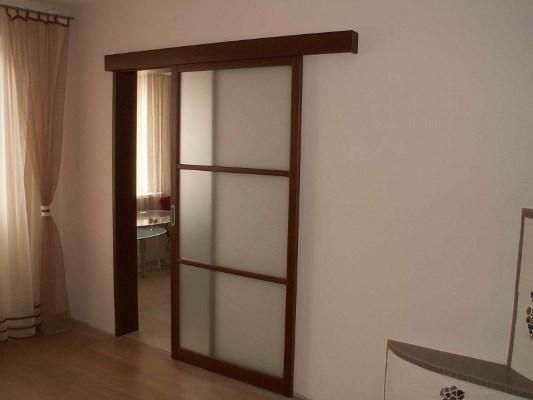 Stilingas gyvenamasis kambarys gali paversti interjerą naudojant gražių stumdomas duris