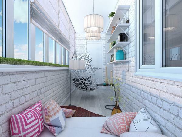 Za vizualno proširiti balkon, sa svojim dekoracija treba koristiti svijetle boje materijala