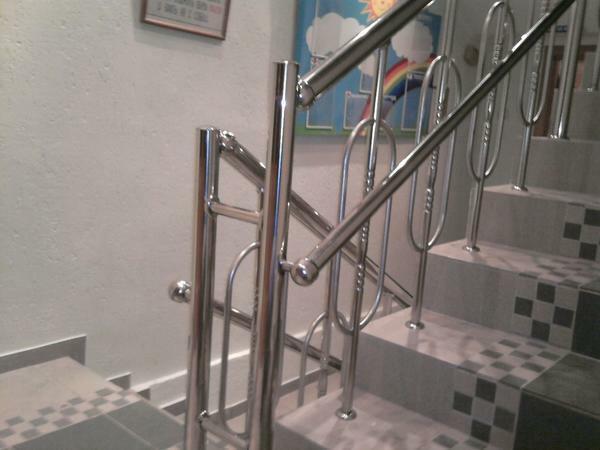 Yang paling populer saat ini adalah pegangan tangan untuk tangga, terbuat dari aluminium atau besi