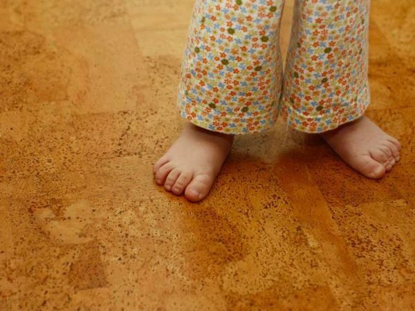 De acordo com o piso de cortiça andar descalço não é apenas quente, mas também mais agradável e até mesmo útil