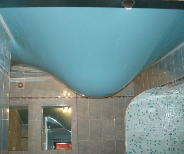 plafond suspendu pour protéger la salle de bain des inondations en haut