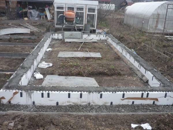 The concrete-band foundation under the greenhouse is complicated in installation, but it perfectly resists high humidity